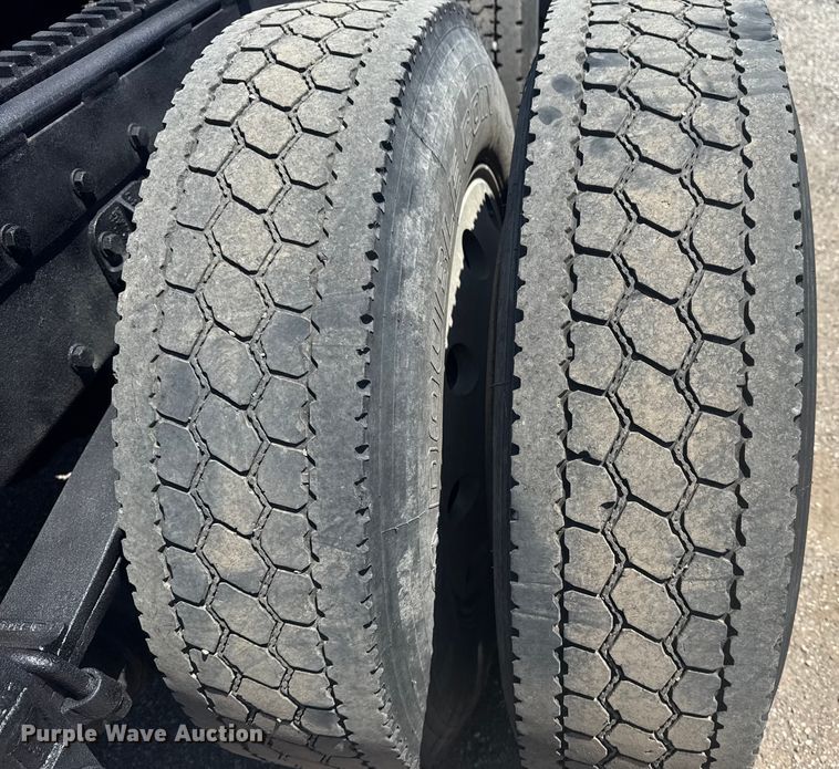 image for item EG6151 1999 Peterbilt 379 semi truck