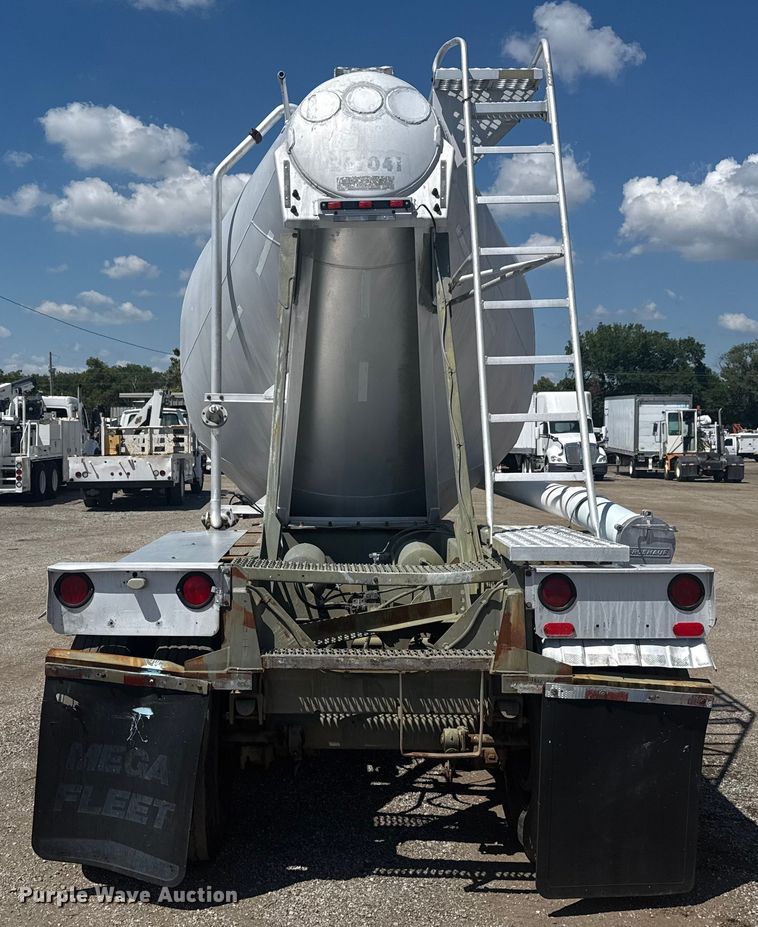 image for item EG6163 1985 Fruehauf pneumatic dry bulk trailer