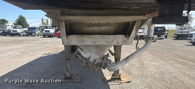 image for item EG6163 1985 Fruehauf pneumatic dry bulk trailer