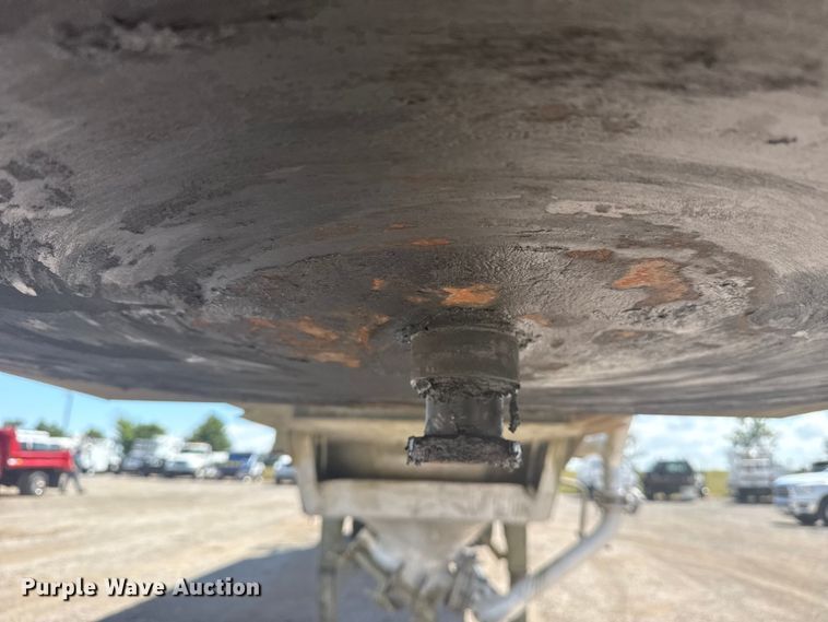 image for item EG6163 1985 Fruehauf pneumatic dry bulk trailer