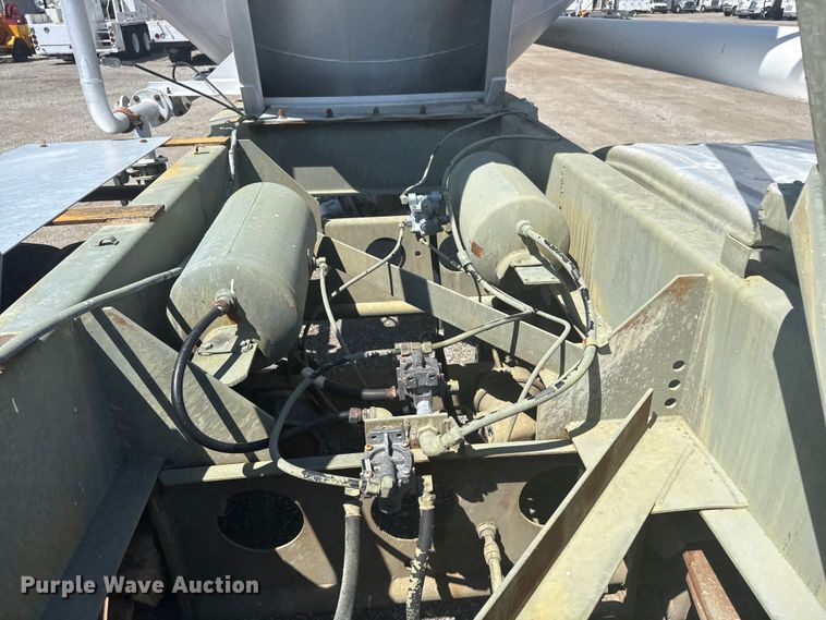 image for item EG6163 1985 Fruehauf pneumatic dry bulk trailer