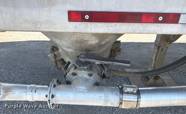 image for item EG6163 1985 Fruehauf pneumatic dry bulk trailer