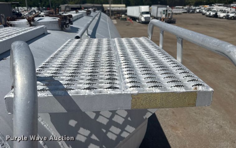 image for item EG6163 1985 Fruehauf pneumatic dry bulk trailer