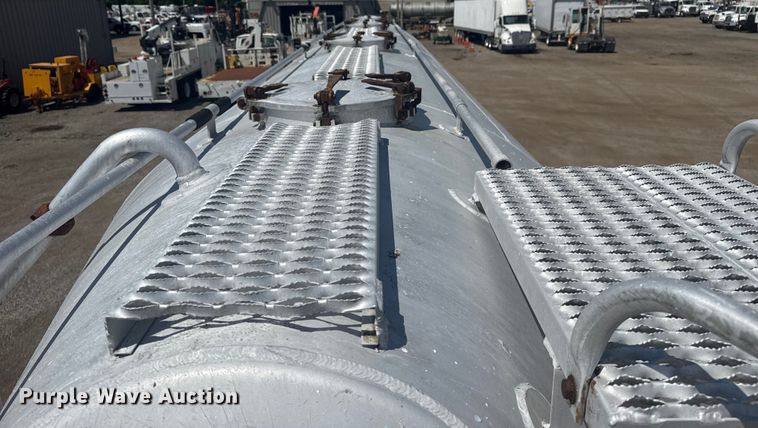 image for item EG6163 1985 Fruehauf pneumatic dry bulk trailer