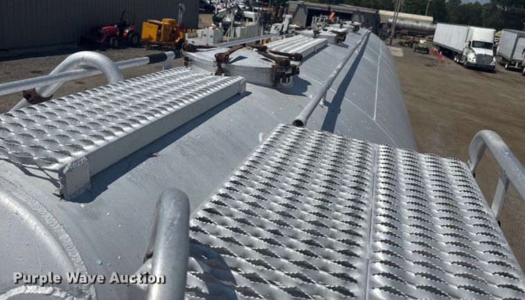 image for item EG6163 1985 Fruehauf pneumatic dry bulk trailer