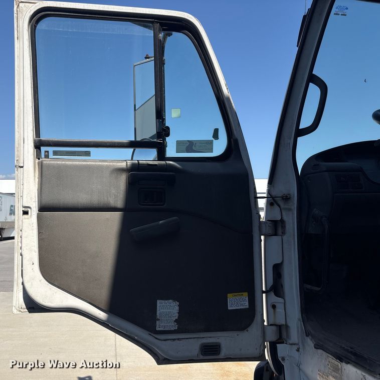 image for item EM6050 2006 Nissan UD2600 box truck