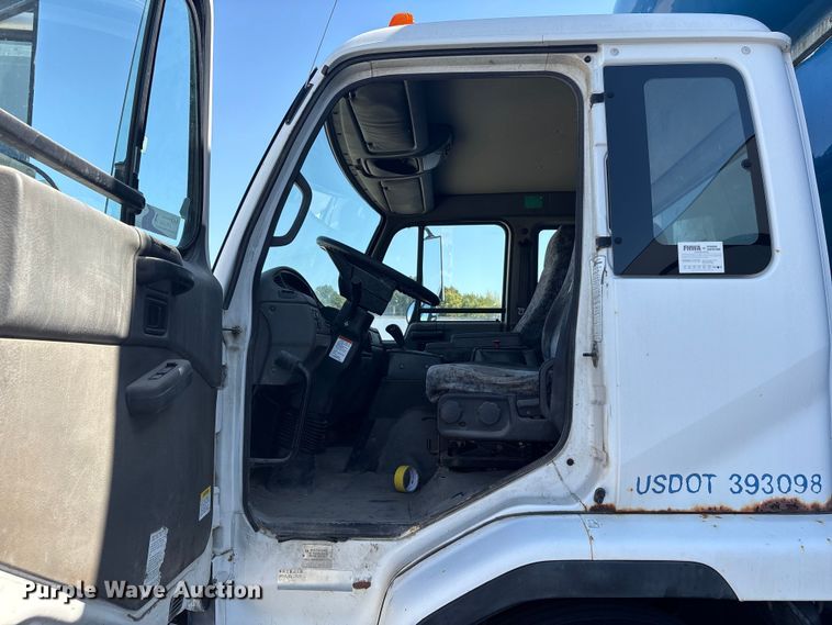 image for item EM6050 2006 Nissan UD2600 box truck