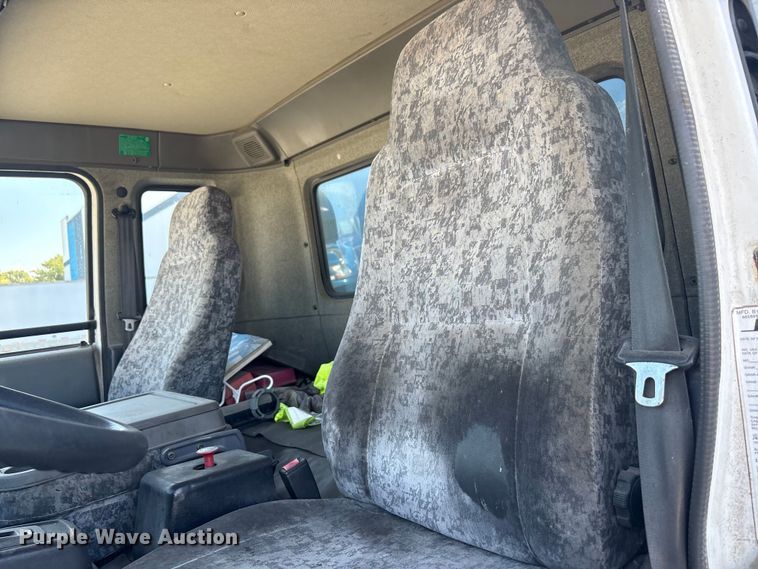 image for item EM6050 2006 Nissan UD2600 box truck