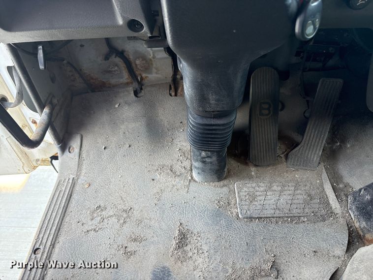 image for item EM6050 2006 Nissan UD2600 box truck