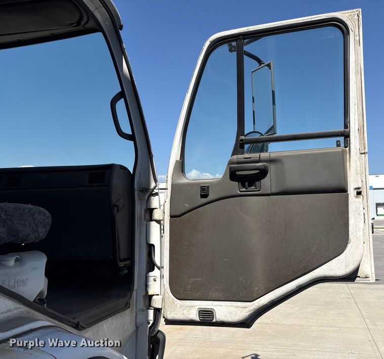 image for item EM6050 2006 Nissan UD2600 box truck