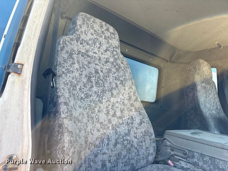 image for item EM6050 2006 Nissan UD2600 box truck