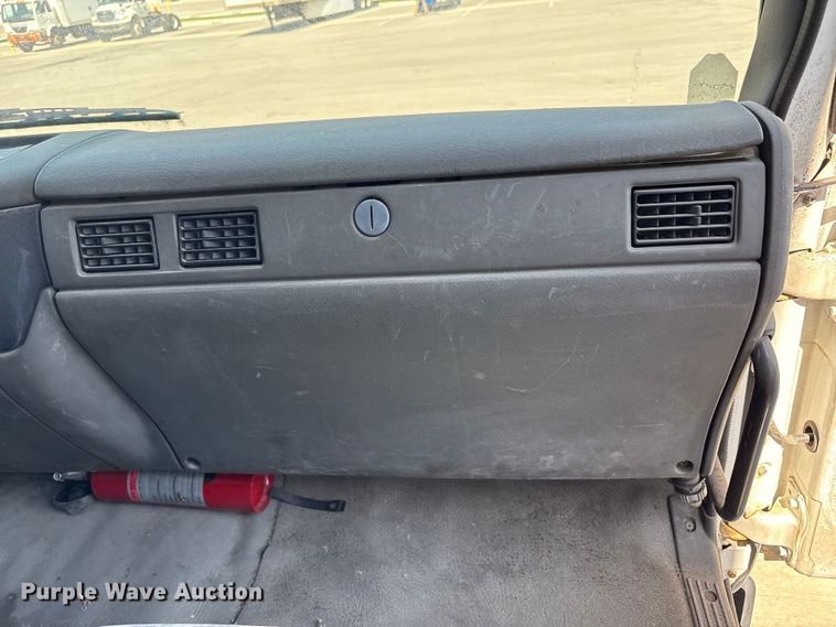 image for item EM6050 2006 Nissan UD2600 box truck