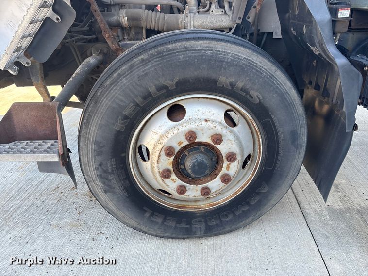 image for item EM6050 2006 Nissan UD2600 box truck