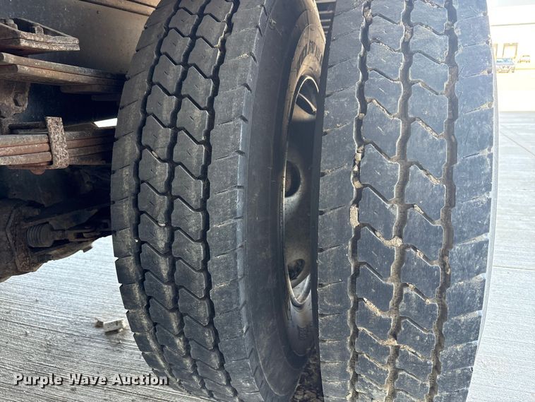 image for item EM6050 2006 Nissan UD2600 box truck