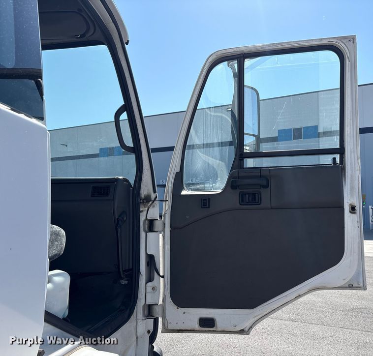 image for item EM6051 2007 Nissan  UD2600 box truck