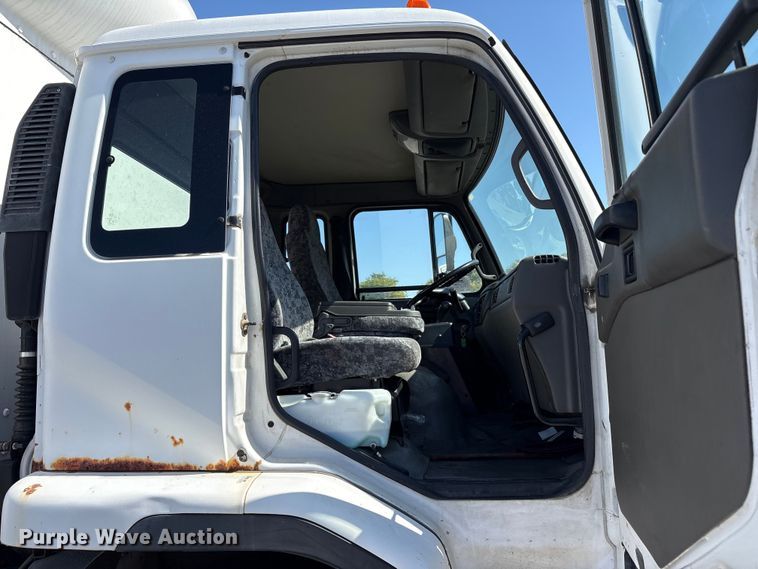 image for item EM6051 2007 Nissan  UD2600 box truck