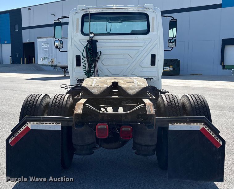 image for item EM6052 2005 International 4400 semi truck