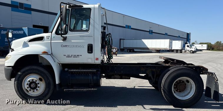 image for item EM6052 2005 International 4400 semi truck