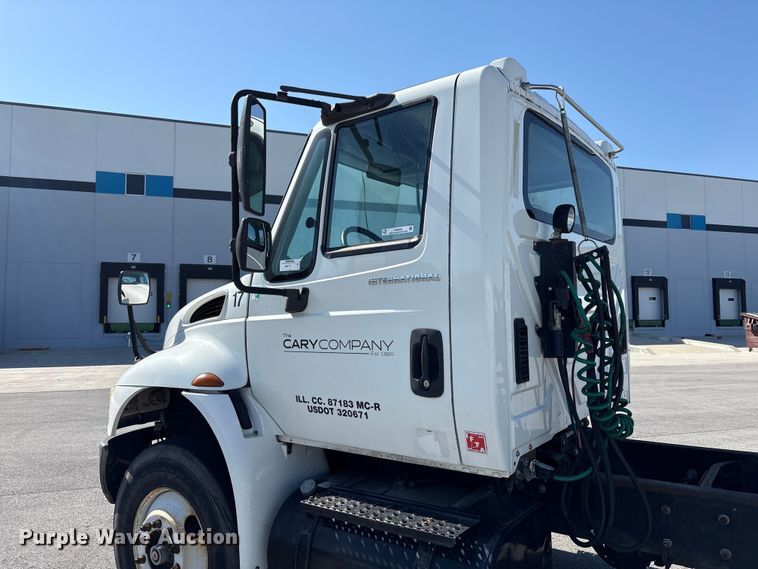 image for item EM6052 2005 International 4400 semi truck