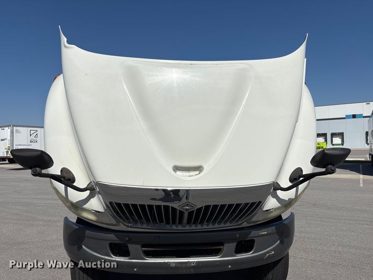 image for item EM6052 2005 International 4400 semi truck