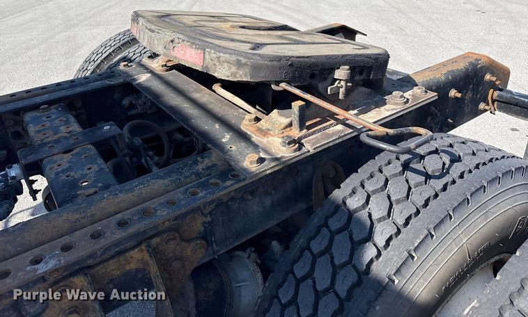 image for item EM6052 2005 International 4400 semi truck