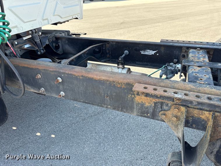 image for item EM6052 2005 International 4400 semi truck