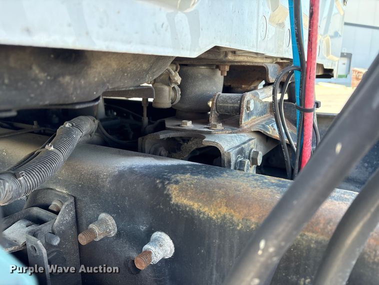 image for item EM6052 2005 International 4400 semi truck