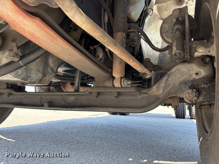 image for item EM6052 2005 International 4400 semi truck