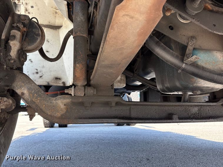 image for item EM6052 2005 International 4400 semi truck