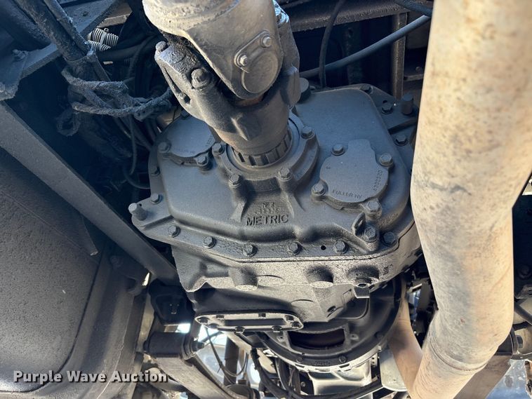 image for item EM6052 2005 International 4400 semi truck