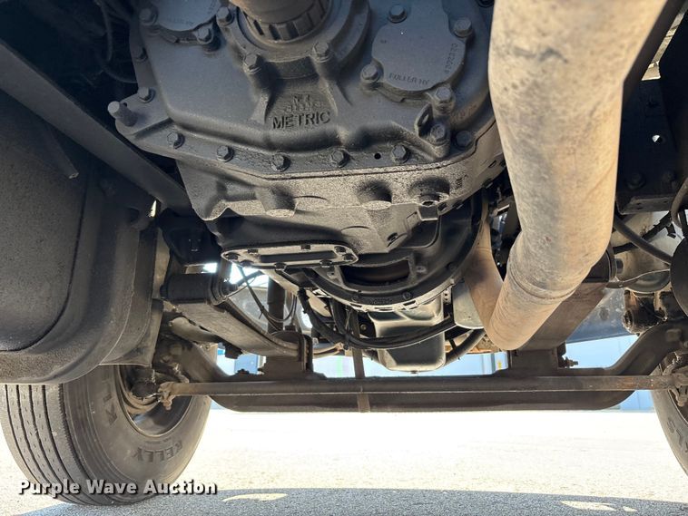 image for item EM6052 2005 International 4400 semi truck