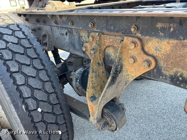 image for item EM6052 2005 International 4400 semi truck