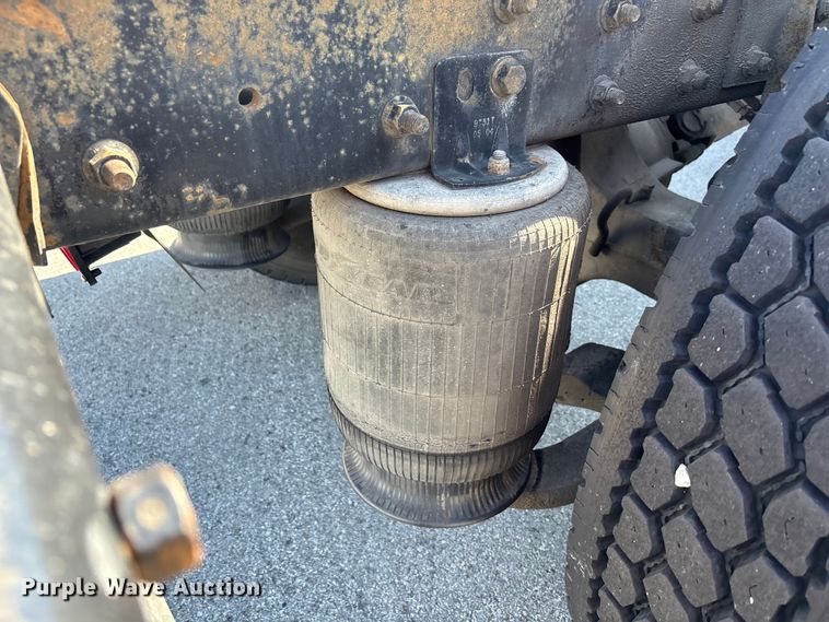 image for item EM6052 2005 International 4400 semi truck