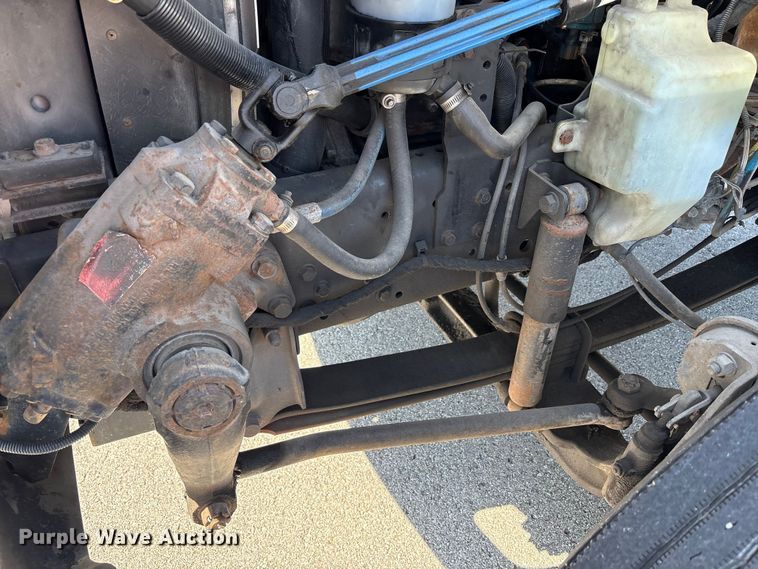 image for item EM6052 2005 International 4400 semi truck