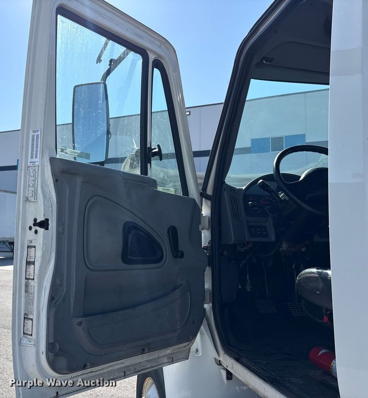 image for item EM6052 2005 International 4400 semi truck