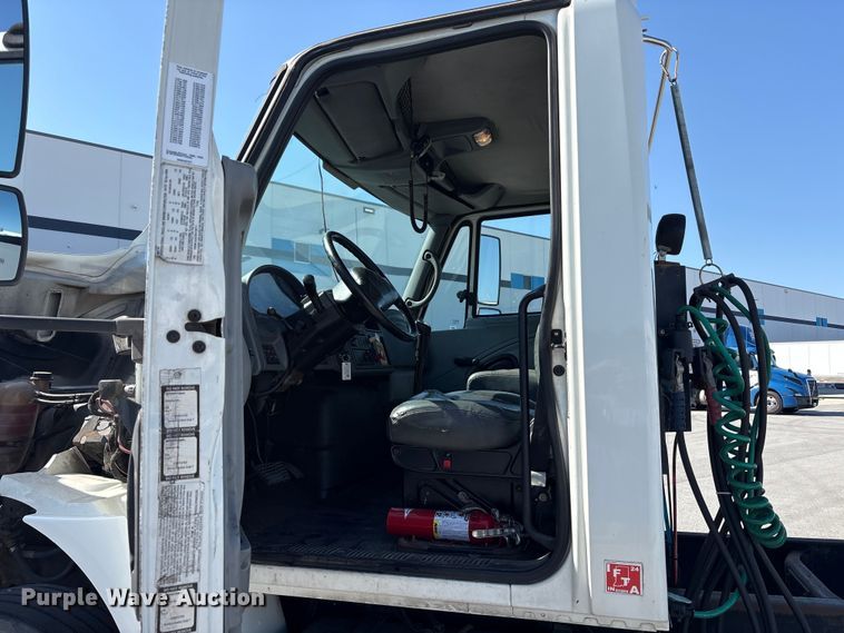 image for item EM6052 2005 International 4400 semi truck