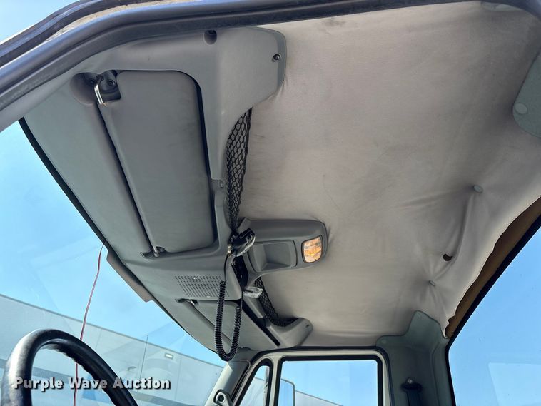 image for item EM6052 2005 International 4400 semi truck