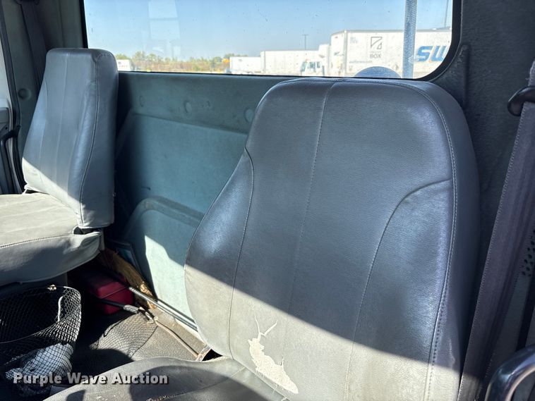 image for item EM6052 2005 International 4400 semi truck