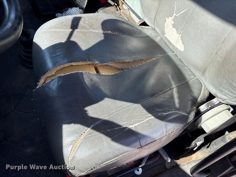 image for item EM6052 2005 International 4400 semi truck