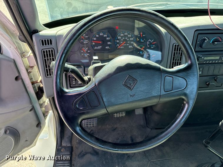 image for item EM6052 2005 International 4400 semi truck