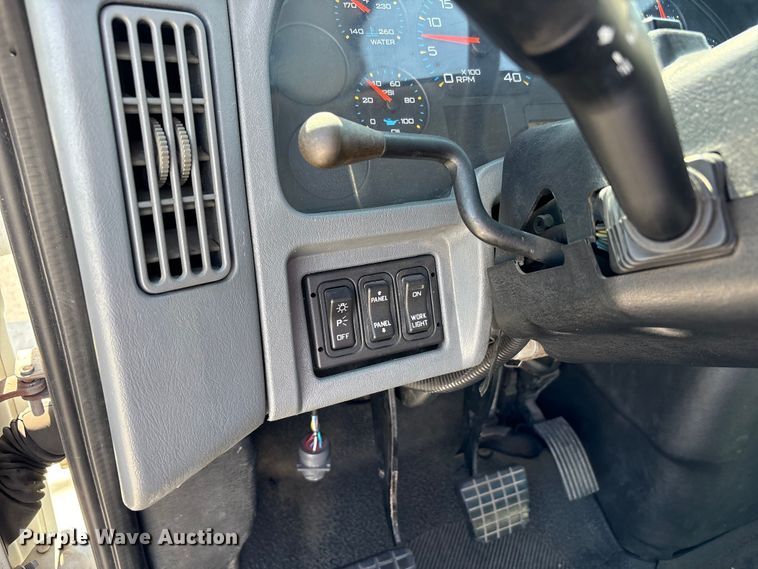 image for item EM6052 2005 International 4400 semi truck