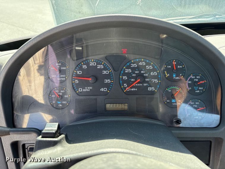 image for item EM6052 2005 International 4400 semi truck