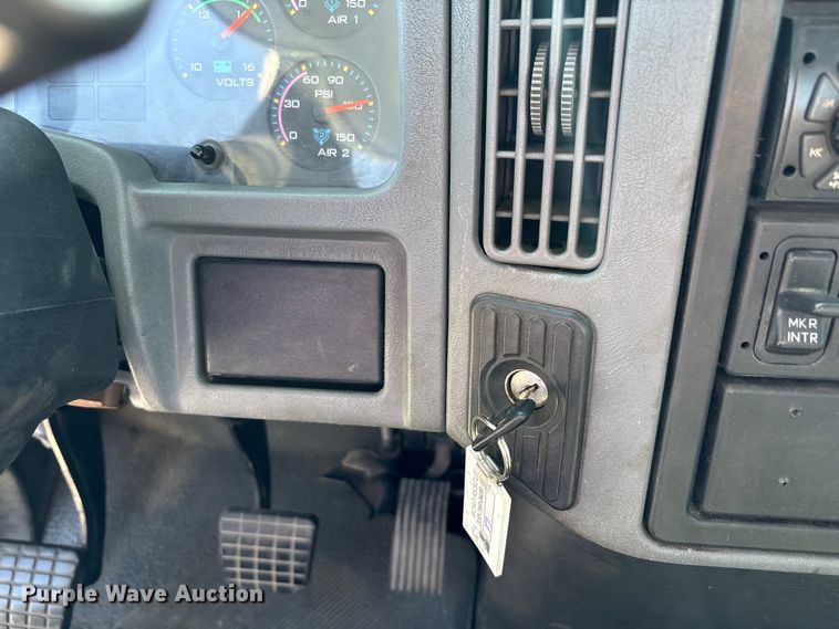 image for item EM6052 2005 International 4400 semi truck