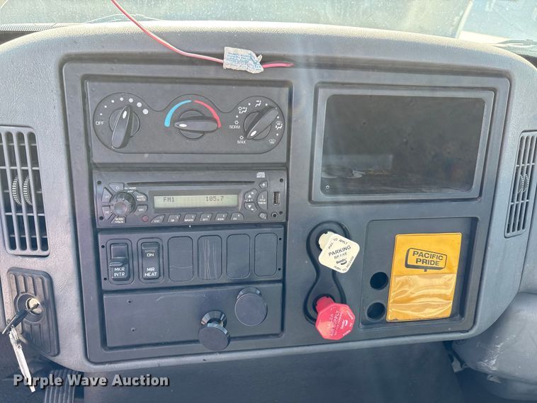 image for item EM6052 2005 International 4400 semi truck