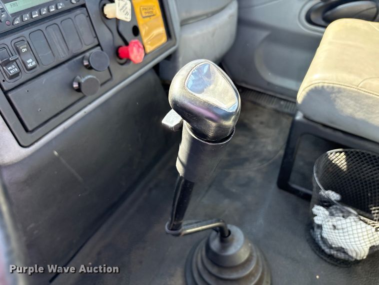 image for item EM6052 2005 International 4400 semi truck