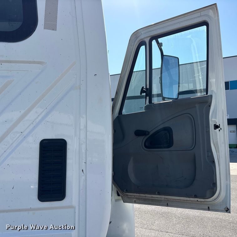 image for item EM6052 2005 International 4400 semi truck