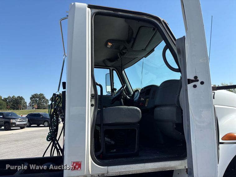 image for item EM6052 2005 International 4400 semi truck