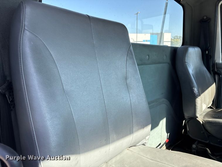 image for item EM6052 2005 International 4400 semi truck