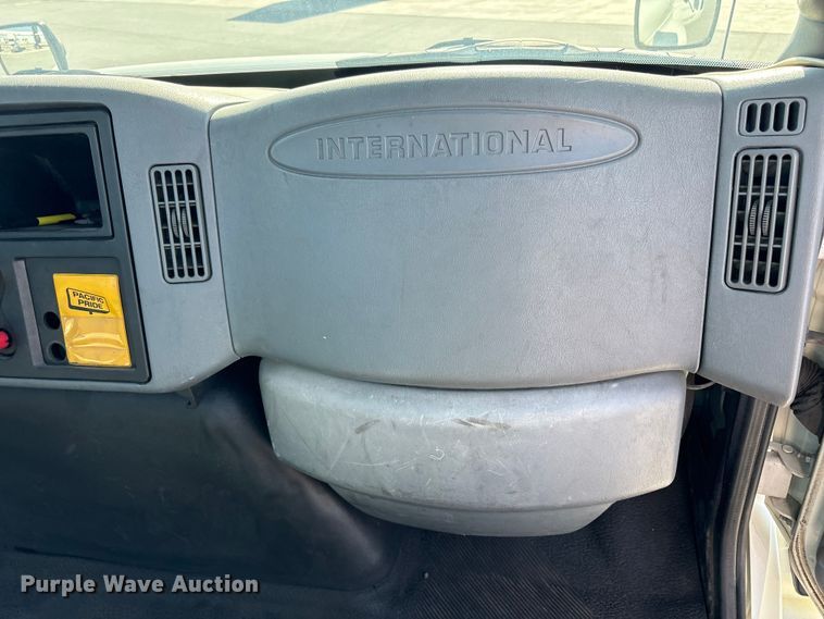 image for item EM6052 2005 International 4400 semi truck