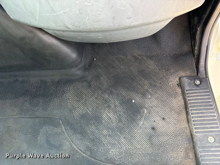 image for item EM6052 2005 International 4400 semi truck